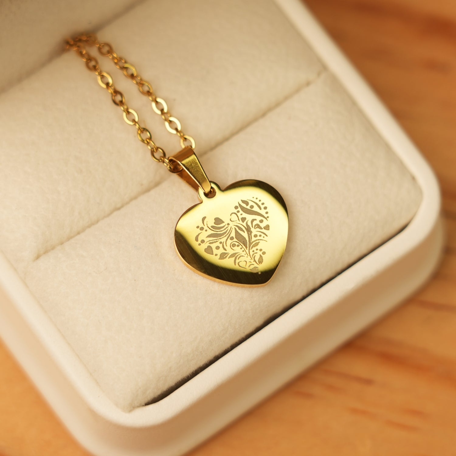 Pattern engraving on the pendant