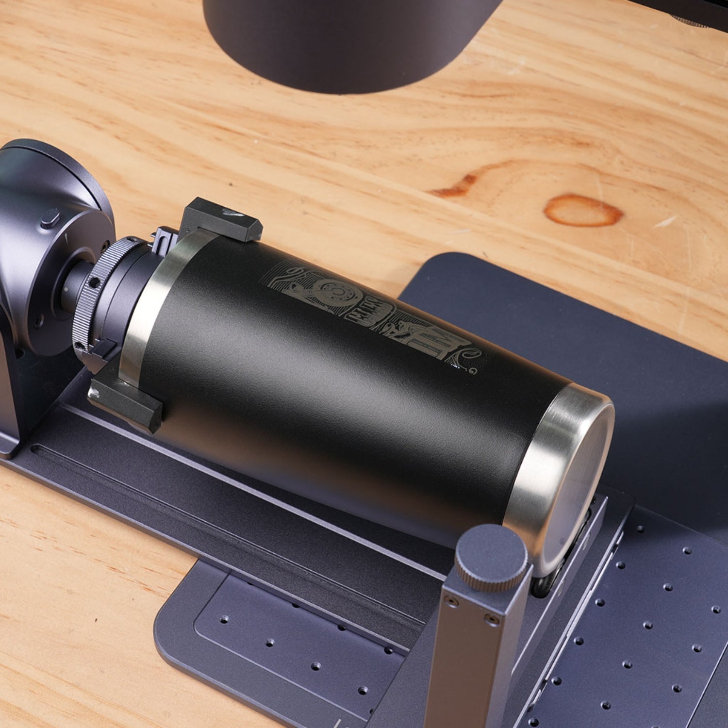 LP4 engraves on a tumbler with the help of a rotary extension.