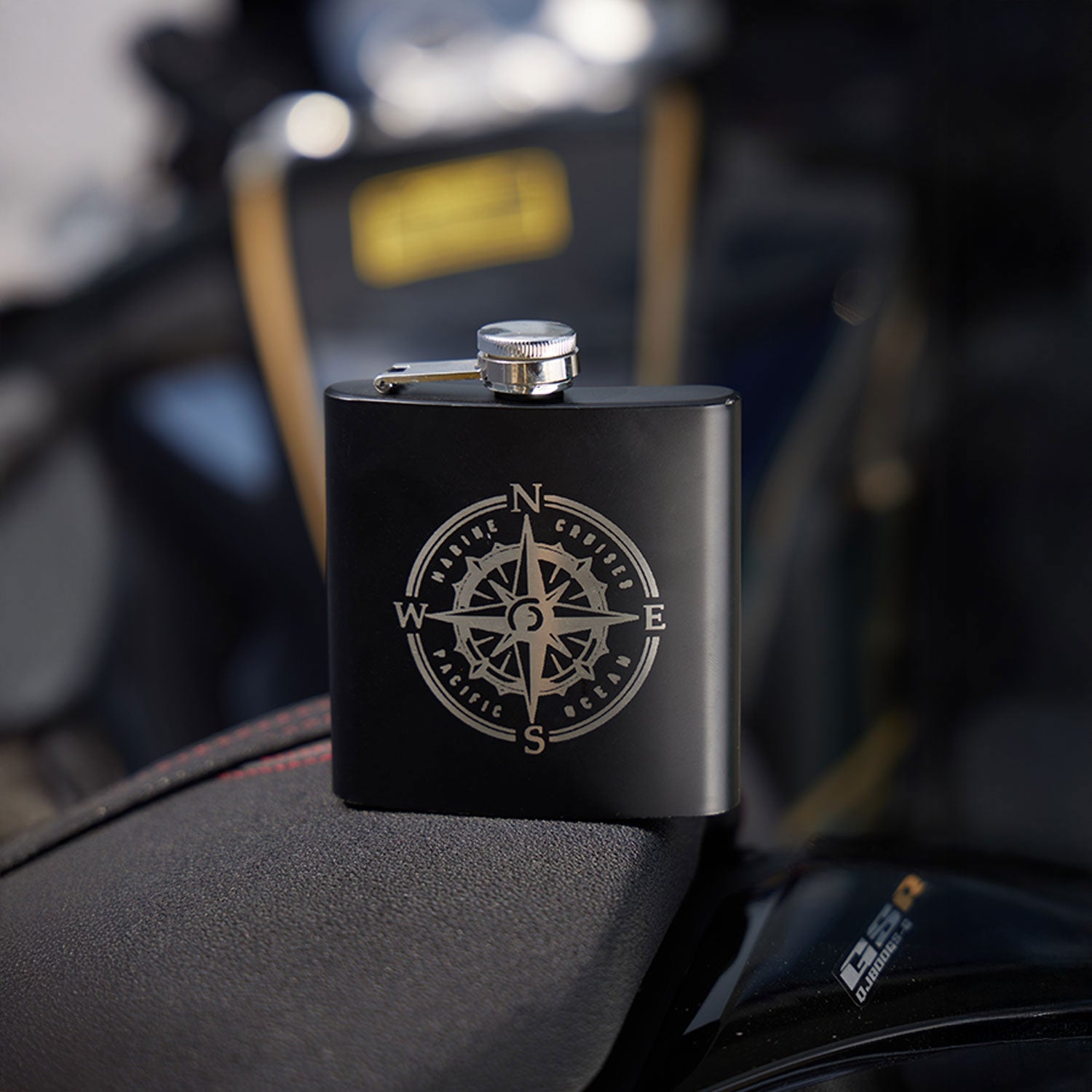 Pattern engraving on the hip flask