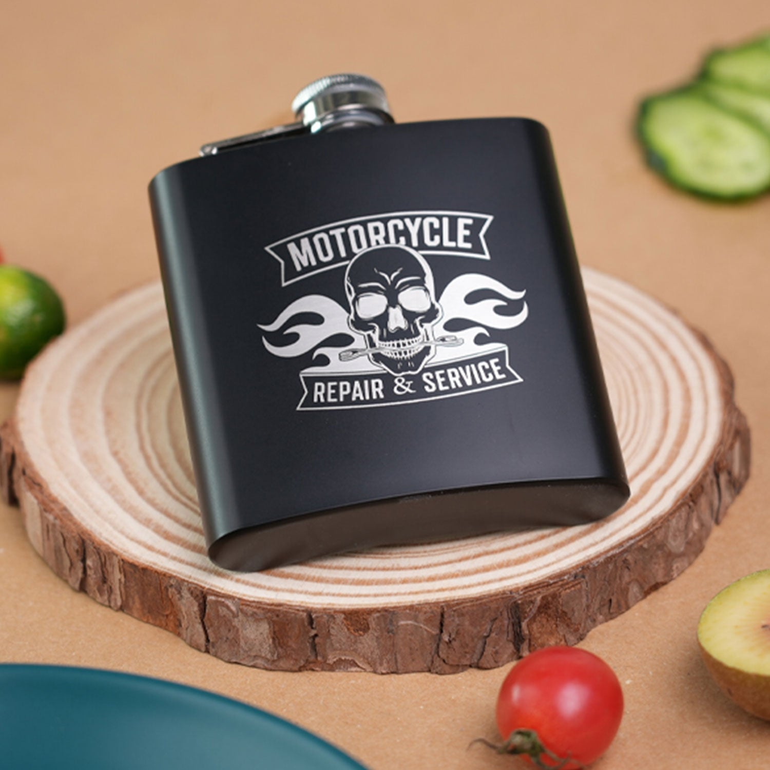 Pattern engraving on the hip flask