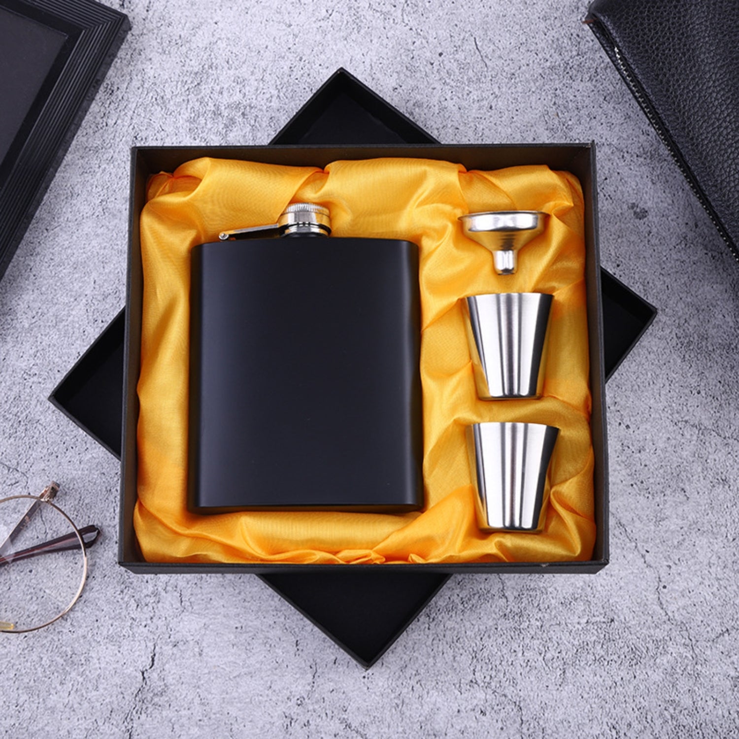 Package of the hip flask set