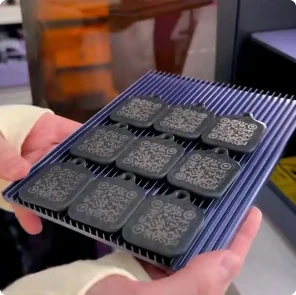 Llaveros NFC lisos terminados y mejorados con códigos QR grabados con láser mediante LaserPecker LP5