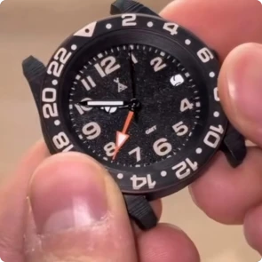 Añadir los números del reloj a un reloj impreso en 3D mediante el grabado láser con LaserPecker LP4 durante el proceso de montaje