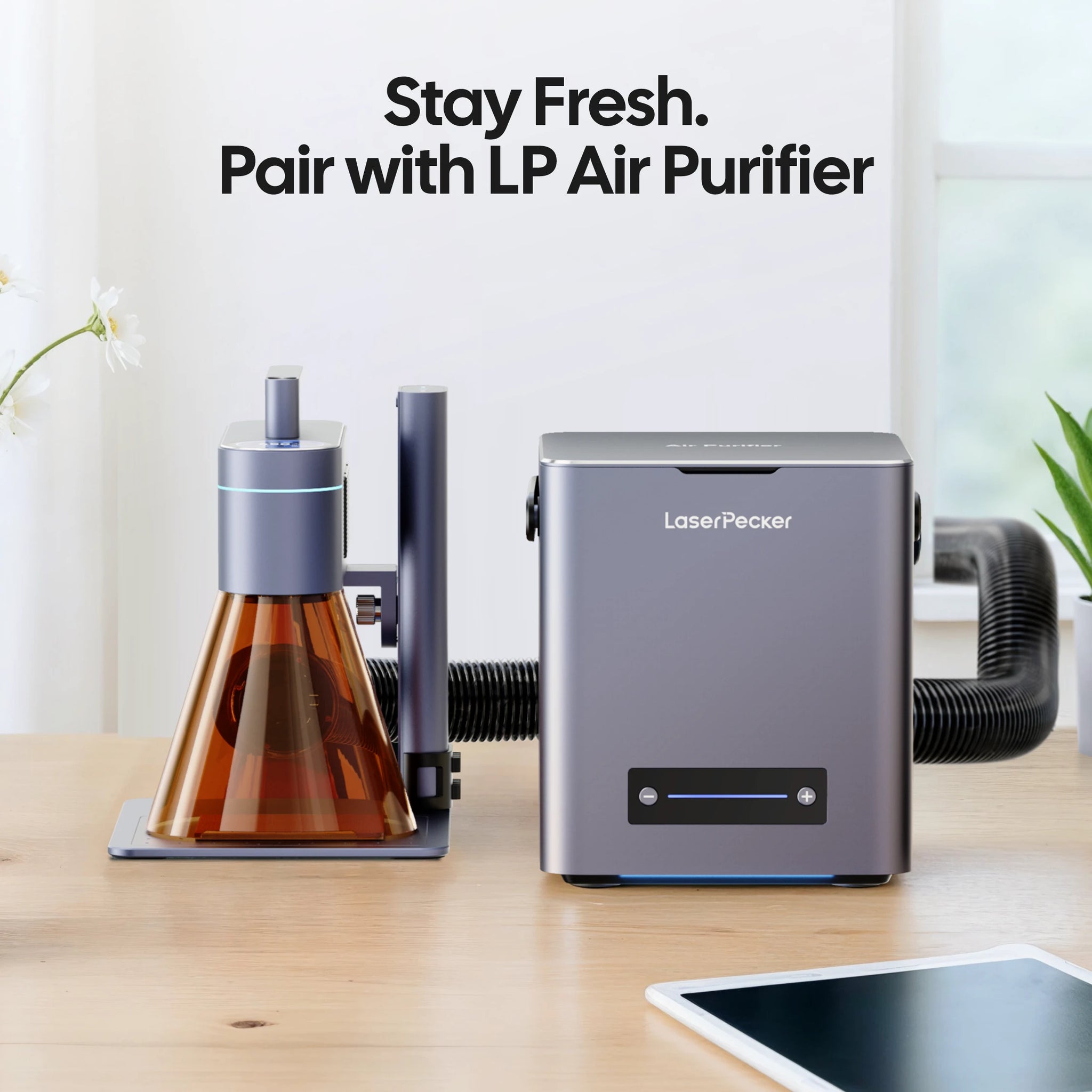 Graveur laser LaserPecker associé au LaserPecker Purificateur d'air de bureau, connecté via un tuyau pour éliminer la fumée et les vapeurs, avec le slogan « Restez au frais. Associez-le au purificateur d'air LaserPecker ».