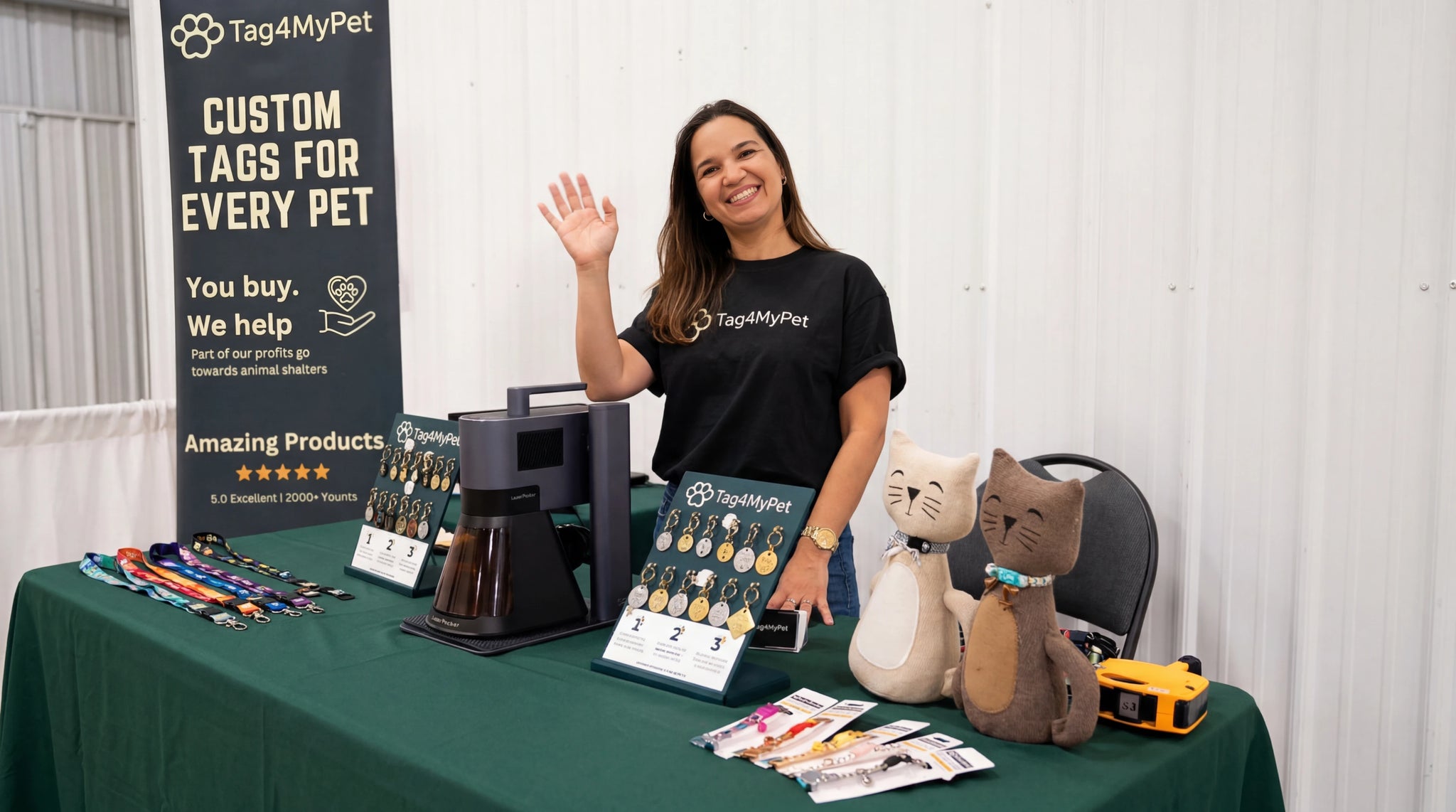 Une femme présente des médailles personnalisées pour animaux, réalisées avec une machine LaserPecker, sur un stand de marché artisanal.