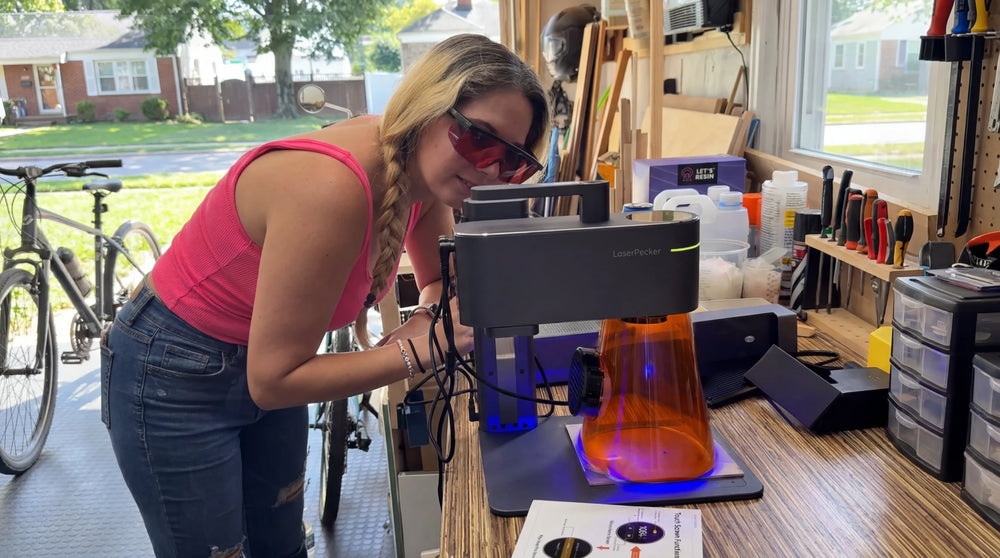 Une femme utilise un graveur laser de LaserPecker.