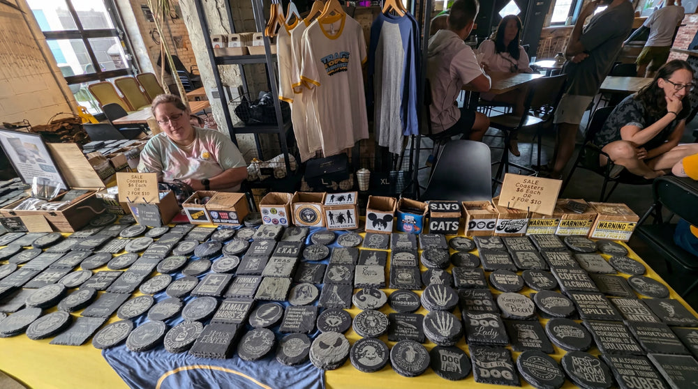 De nombreux objets en pierre gravés sont exposés lors d’un salon artisanal.