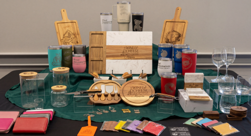 Une présentation de cadeaux et produits personnalisés gravés sur une table.