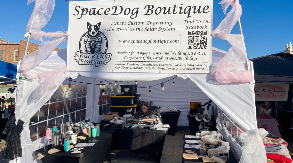 Un vendeur présente des produits gravés issus de sa propre marque sur un stand.