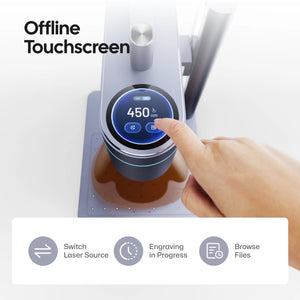 LaserPecker LP4 avec une interface à écran tactile hors ligne, montrant une main interagissant avec l'affichage du laser 450 nm, et les fonctions clés : commutation des sources laser, suivi de l'avancement de la gravure et navigation dans les fichiers.