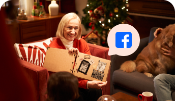 Une femme recevant joyeusement un cadeau de Noël fait main.