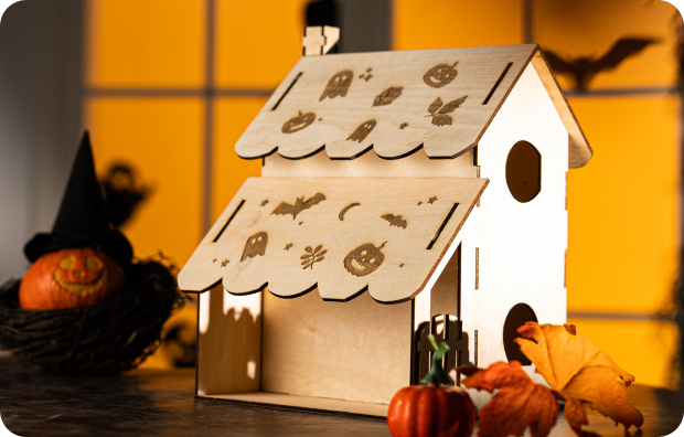Une maison en bois artisanale exposée dans une décoration d’Halloween.