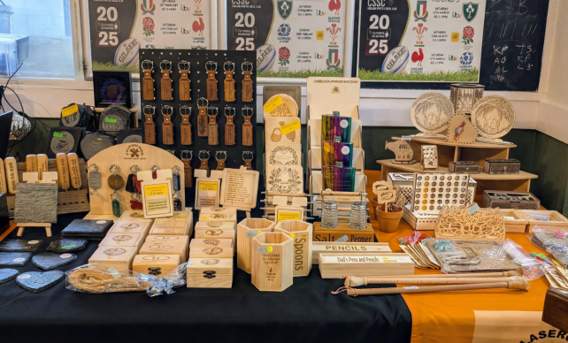 Plusieurs objets en bois gravés exposés sur une table.