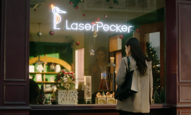 Une femme se tenant devant la vitrine d’un magasin LaserPecker, captivée par les produits personnalisés gravés exposés à l’intérieur.