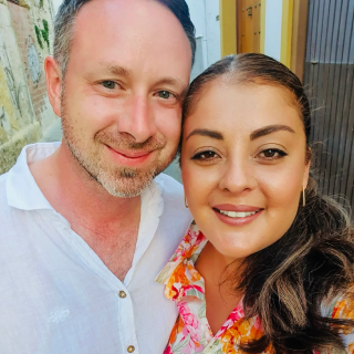 Un couple d’entrepreneurs ayant transformé des commandes locales de personnalisation de mariage en une marque de gravure laser en pleine croissance.