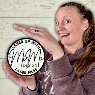 Une petite entrepreneuse présentant sa marque de design et vendant des produits compatibles laser en ligne.