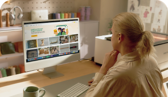 Un utilisateur utilisant le logiciel Design Space sur un ordinateur.