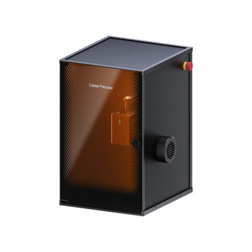 Le LaserPecker LP2 Safeguard comprend le LaserPecker LP2 et une enceinte standard qui le renferme entièrement. Il adopte un design entièrement fermé, répond aux normes de sécurité laser de classe 1, et dispose d'un bouton d'arrêt d'urgence et d'un évent d'extraction de fumée pour une expérience de gravure sûre et précise.